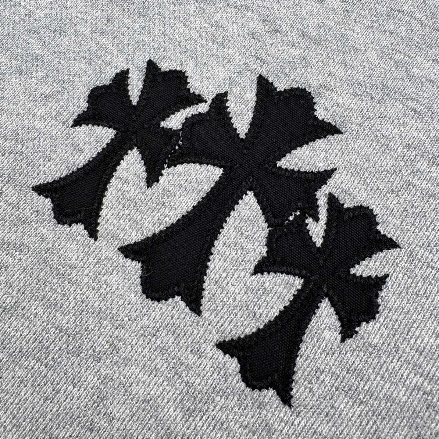 P490 CH Crow Heart Cross Sanskrit Embroidered Hooded Sweatshirt (grey). Original purchase and development for RMB 15,998. The fabric is made of custom-made heavy fortress intertwined air cotton. It is full of texture, thick and solid, and is based on high-end ash tones. It has a beauty that coexists with vicissitudes of life and elegance. With the Crow Heart Cross patch embroidery decoration on the chest, it becomes the ultimate interpretation of dark Gothic style. The CH Gothic font is the finishing touch on the back panel, making the totem the thorn in your spirit. The logo iron plate sways slightly with the swing of the body, adding a sense of movement and vitality. It is unobtrusive but has an indescribable aura. It interprets the perfect blend of retro and luxury, using imported machine appliqué embroidery technology. Using advanced computer control systems and precision mechanical components, the Chrome Hearts logo appliqué embroidery operation is realized. It presents an embroidery effect with both clarity and three-dimensionality, and the fabrics have been washed. It has a better hand feel and texture. It is not easy to deform, shrink or fade. Maintain long-lasting beauty. Size:S-M-L-XL